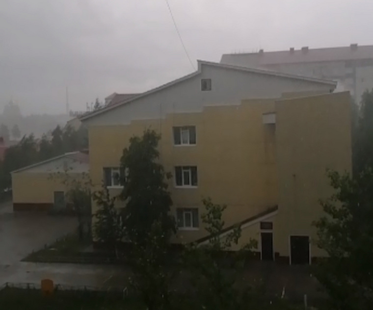 Дождь с грозой в Ноябрьске