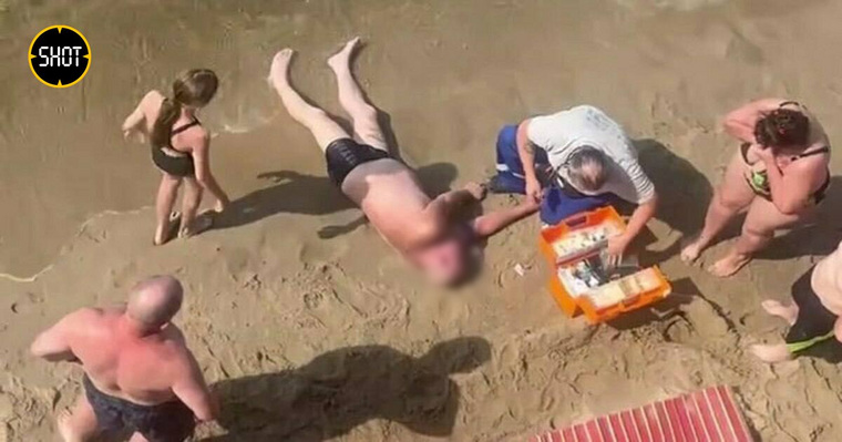 Медики на пляже оказывали первую помощь