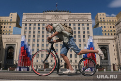 Здание Министерства Обороны. Москва, министерство обороны рф, велосепедист, минобороны, беговел