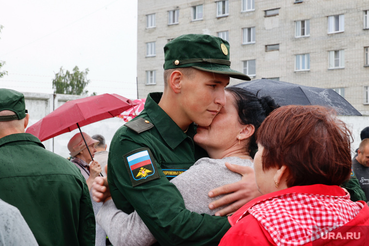 Воины и их провожающие не побоялись дождя