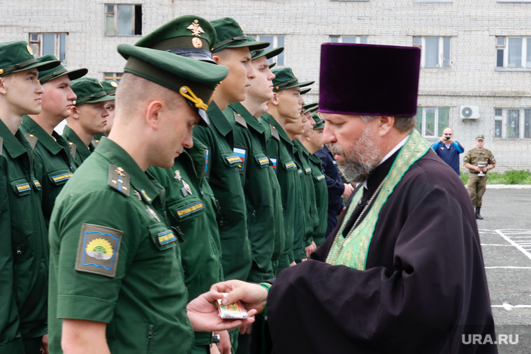 Курганцев на службу благословил священник православной церкви
