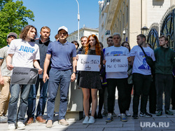 У посольства Ирана в Москве возложили цветы с связи с гибелью в авиакатастрофе президента Ирана Эбрахима Раиси . 20 мая 2024. Москва, лдпр, посольство ирана