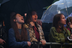 Пришедшим на концерт выпускникам не помешал дождь