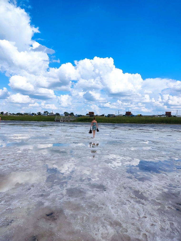 Вода, по словам отдыхающих, временно убывала из озера. Так оно выглядело летом 2023 года