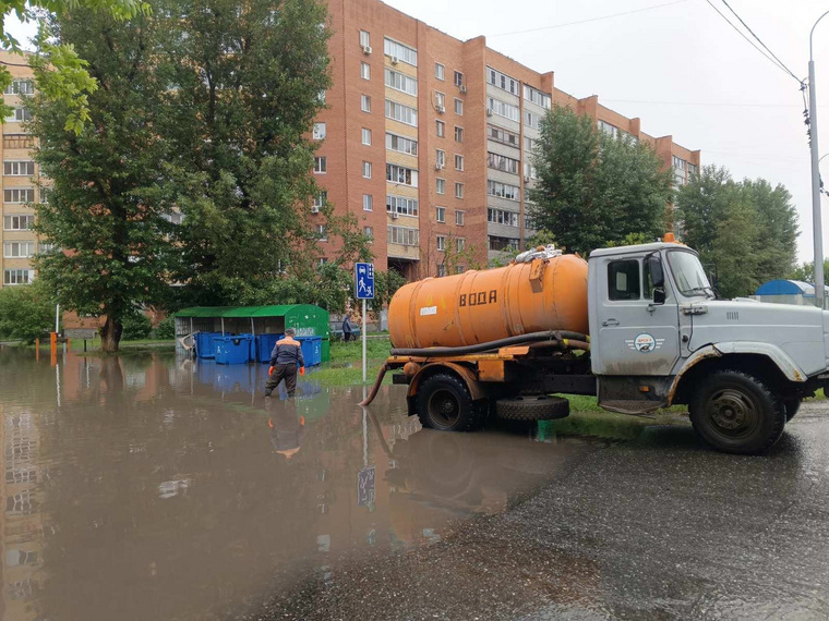 Водооткачивающая техника работает на улицах Западносибирской, Ветеранов труда, Бакинских комиссаров, Гостевой, Мельникайте, Краснооктябрьской, Ямской, Московском тракте