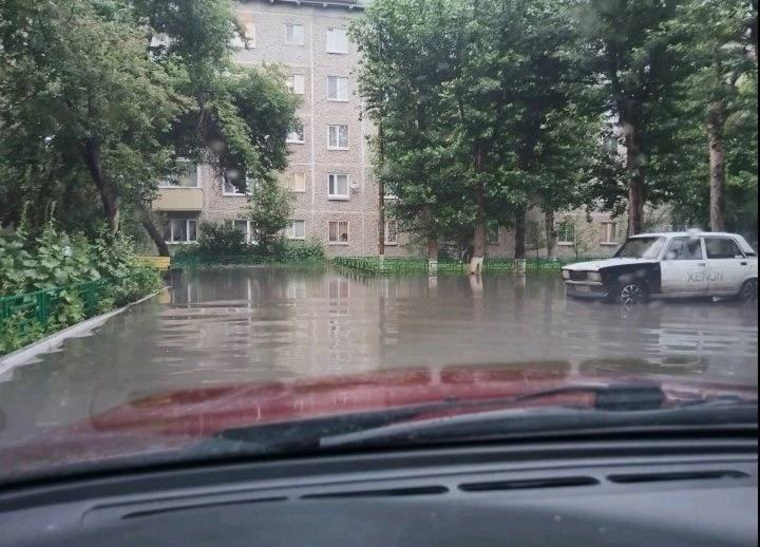 В Тюмени двор на улице Широтная, 121 затоплен ночным ливнем
