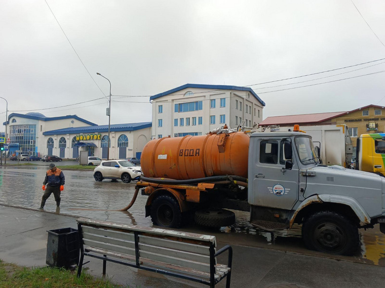 За сутки с проезжей части и тротуаров города было откачано более 1100 кубометров воды