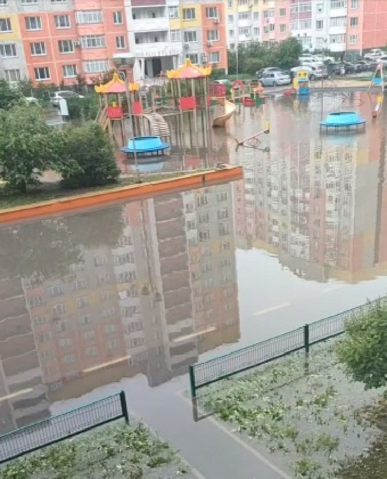 На улице Кремлевская, 110/1 затоплена дорога и детская площадка