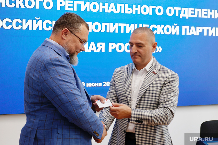 Единственным из трех новых членов политсовета на конференцию пришел депутат облдумы Александр Черняк (слева)