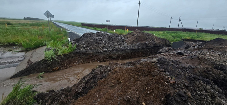 Дорога перерыта для отвода воды