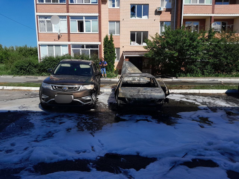 В городе Грайворон беспилотник сбросил взрывное устройство на автомобиль, припаркованный возле многоквартирных домов