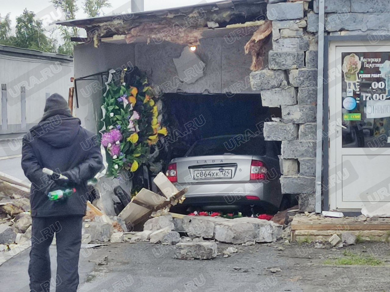 Автомобиль влетел в ларек с похоронными товарами