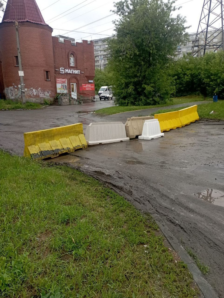 Место провала по улице Хохрякова огорожено