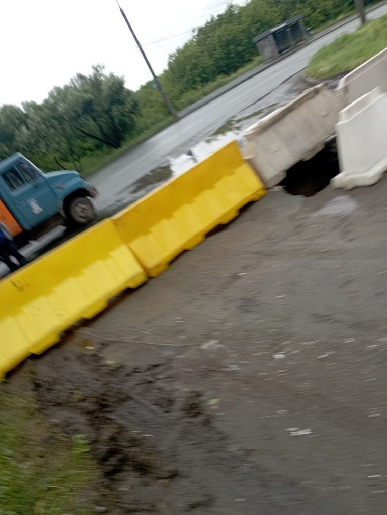 На месте провала асфальта образовалась яма