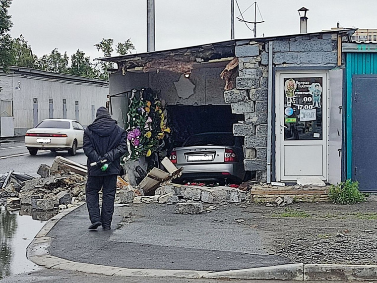 Машина въехала в помещение после столкновения с другим автомобилем