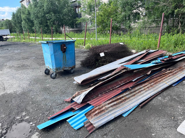 Решетку уже сняли со столбов