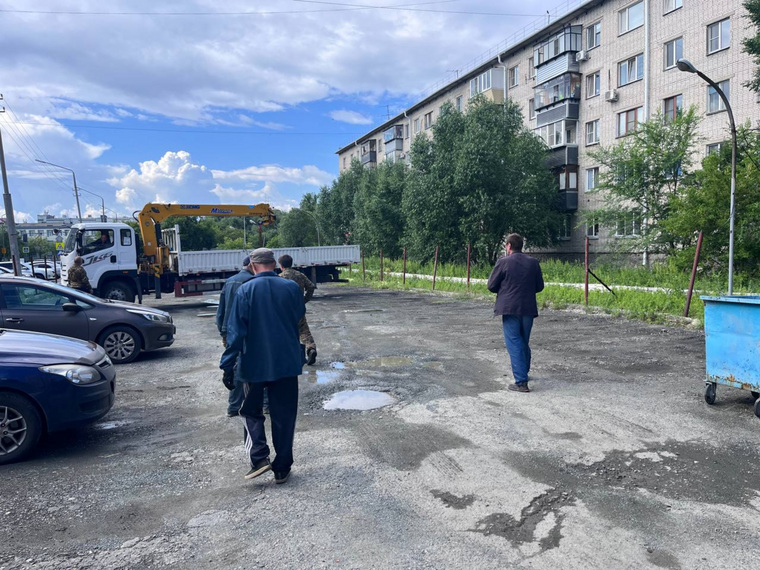 На месте забора остались столбы