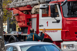 На окраине Екатеринбурга полыхает жилая высотка. Фото