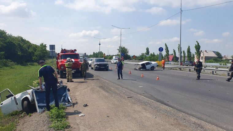 Автомобиль развалился на две части из-за столкновения