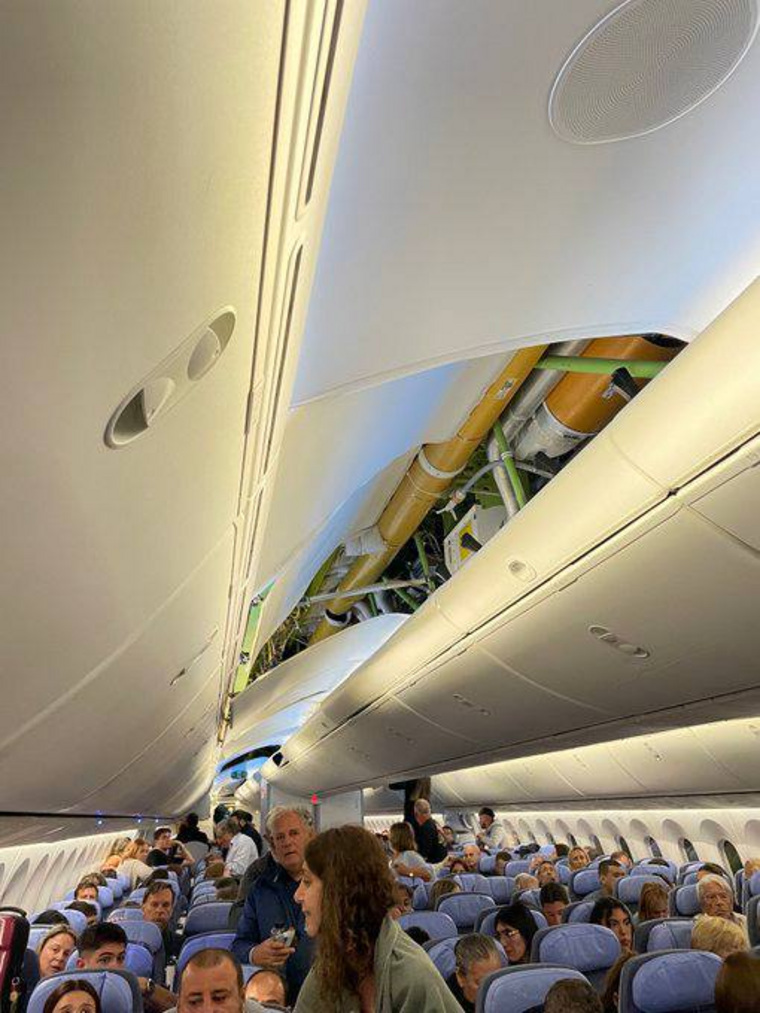 Некоторые пассажиры пробили своей головой потолок самолета