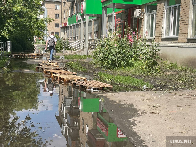 Дорогу к магазинам челябинцы выкладывают деревянными поддонами