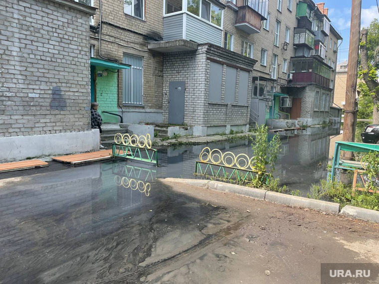 Затопленные дворы по улице Энергетиков сопровождаются запахом фекалий 