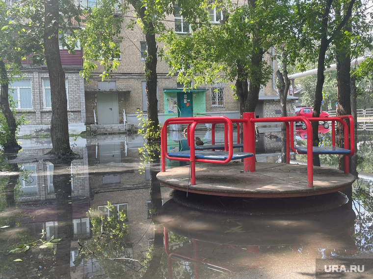 Детские площадки во дворах также затоплены 
