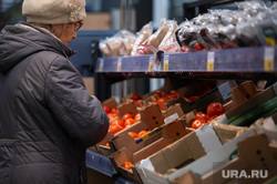 Продукты питания. Пермь, овощи, продукты, пенсионер, помидоры, витрины, стелажи, бабушка, магазин