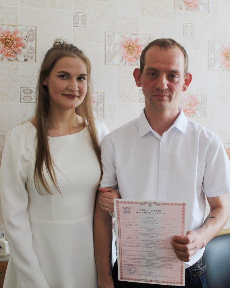Жених и невеста в день свадьбы в колонии