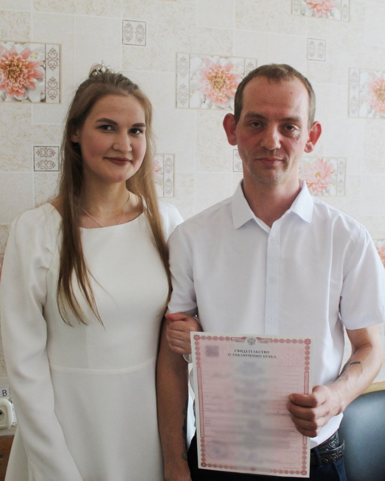 Жених и невеста в день свадьбы в колонии