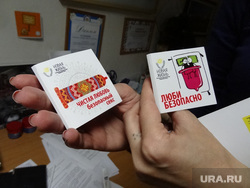 Волонтеры общественной организации "Новая жизнь" учат секс-работниц правильно надевать презерватив