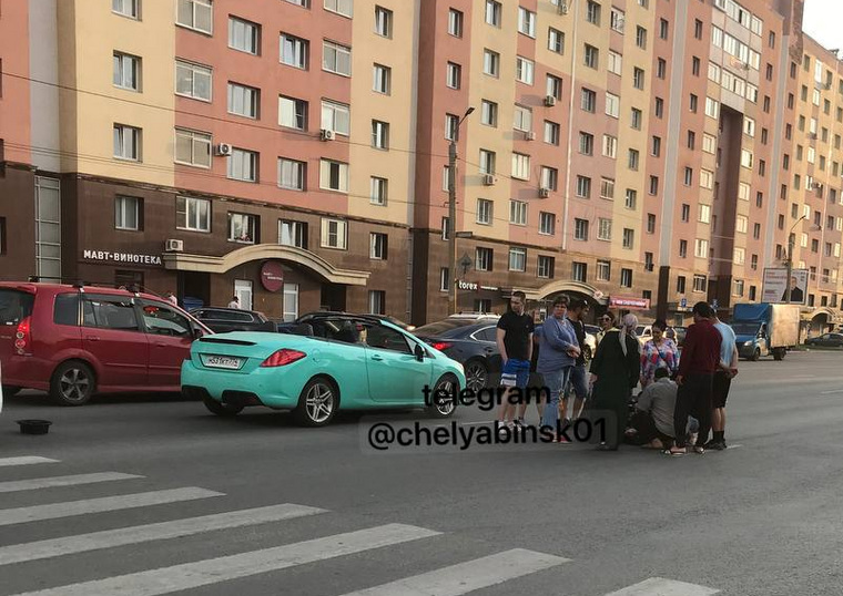 Водитель Peugeot 308cc сбил коляску с детьми на улице Дзержинского в Челябинске