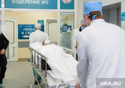 Алексей Текслер посетил Челябинскую областную больницу. Челябинск, кардиология, операционная, пациент, больной, каталка, врач, больница