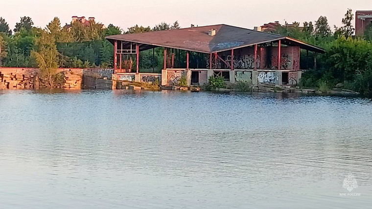 Мужчина прыгнул в воду с крыши заброшенного здания