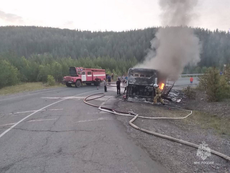 Автобус с туристами загорелся на ходу