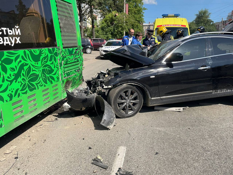 Люксовая иномарка заехала под автобус