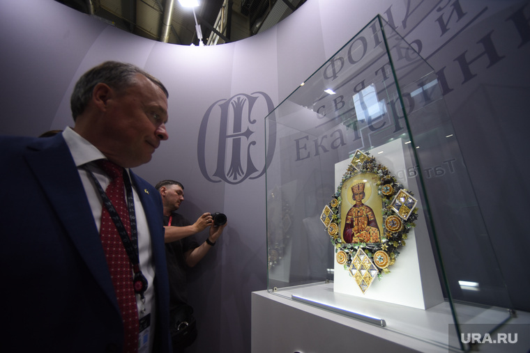 На экспонат успел взглянуть мэр Екатеринбурга Алексей Орлов