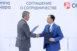 Гендиректор «Синары» Виктор Леш (слева) и глава «СКБ Контур» Михаил Сродных подписали соглашение во время выставки «Иннопром»