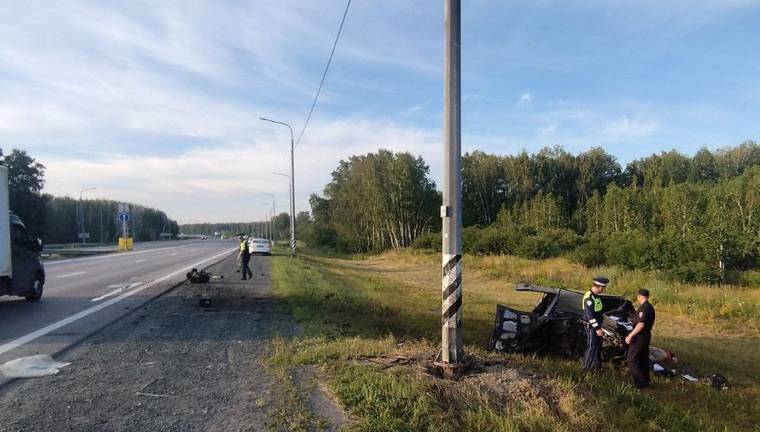 Водитель легковушки погиб на трассе М-5 при столкновении с опорой освещения