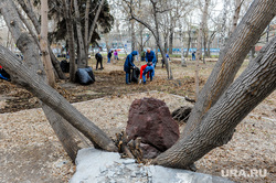 Наталья Котова на городском субботнике. Челябинск