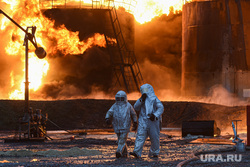 Пожар после обстрела нефтебазы в Шахтёрске. ДНР, пожар, тушение, огонь, пожарные, нефтебаза