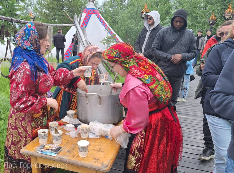 В поселке Горнокнязевск местные жители приготовили 100 литров ухи для праздника
