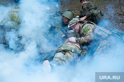 Военно-тактическая подготовка гражданского населения на полигоне. Пермь, тренировка, эвакуация, противостояние, раненый, военные, солдаты, убитый, ранение, война, оказание помощи, бинт, помощь, подготовка, конфликт, бинты, весна, перевязка, мобилизация, сво, оказание первой помощи