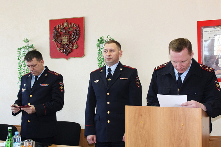 Амиров проработал начальником отдела полиции «Щучанский» чуть более одного года (на фото — в центре)