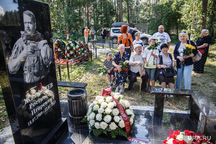 На могиле у военкора Ростислава Журавлева. Екатеринбург 