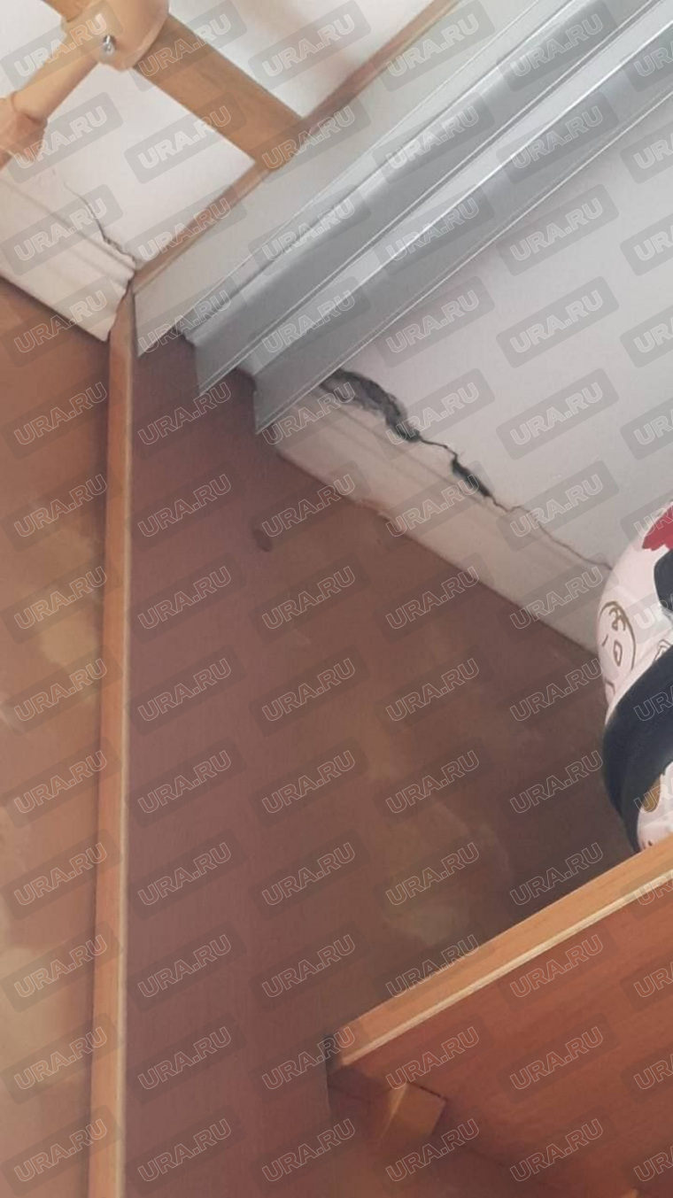 Трещина в квартире Елены появилась в шкафу и на потолке