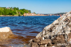 Жаркий июнь, люди спасаются на пляже. Пермь, девушки, девушка, берег, жара, люди, водоем, песок, лето, отдыхающие, досуг, мель, пляж, отдых, солнечный день, река, вода, теплая погода, кама, солнечная погода, жаркая погода
