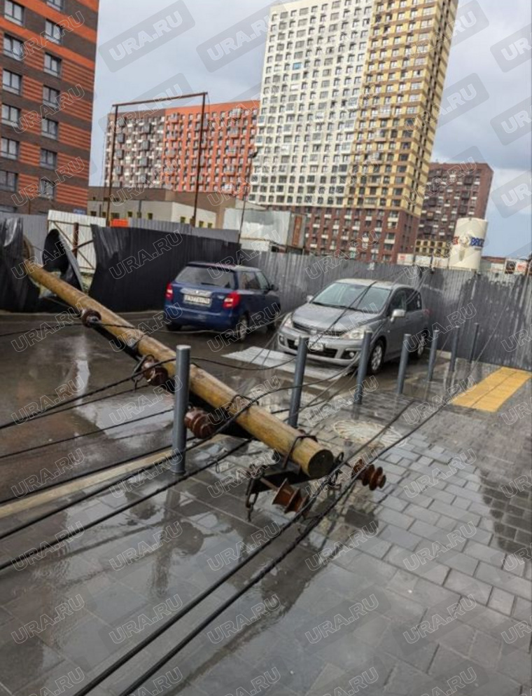В ЖК упали временные линии электропередач