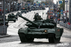Движение техники для репетиции Парада Победы 9 мая. Москва, военная техника на марше, т-90, танк, колонна техники