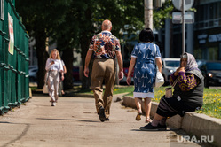 Теплые деньки июня. Пермь, тротуар, пенсионерка, пенсионер, семья, кризис, люди, пара, лето, бабушка, пешеходы, бедность, солнечная погода